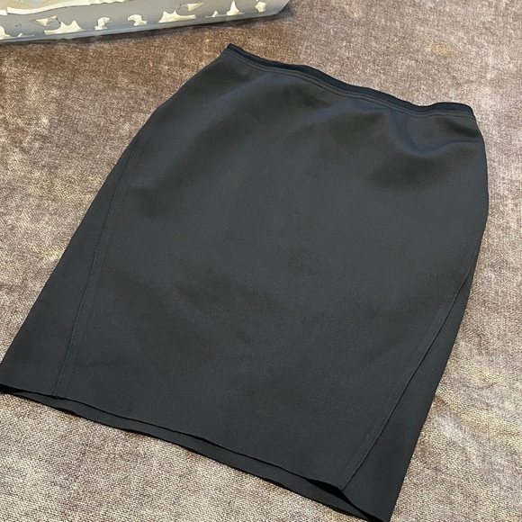 T Tahari Elegant Black Women's Pencil Skirt - Size 4 - Picture 1 of 5